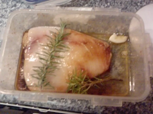 Rezept: ENTWAFFNETER WAFFENNARR WIRD IN DIE PFANNE GEHAUEN - Schwertfisch-Steaks Bild Nr. 3 ENTWAFFNETER WAFFENNARR WIRD IN DIE PFANNE GEHAUEN - Schwertfisch-Steaks - Rezept - Bild Nr. 3