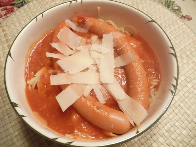 Pasta : Spaghetti und Tomatensoße mit gehobeltem Parmesan (mit Würstchen) - Rezept