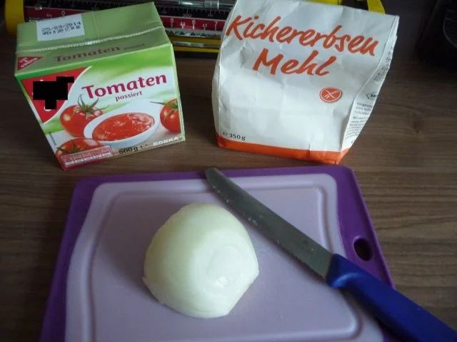 Pasta : Spaghetti und Tomatensoße mit gehobeltem Parmesan (mit Würstchen) - Rezept - Bild Nr. 2