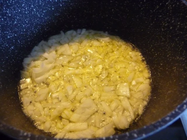 Pasta : Spaghetti und Tomatensoße mit gehobeltem Parmesan (mit Würstchen) - Rezept - Bild Nr. 3