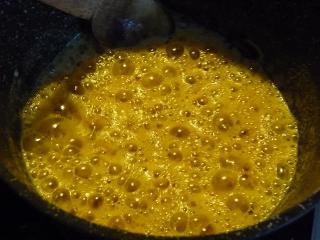 Pasta : Spaghetti und Tomatensoße mit gehobeltem Parmesan (mit Würstchen) - Rezept - Bild Nr. 4