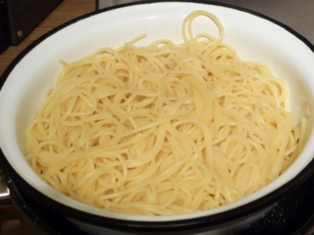 Pasta : Spaghetti und Tomatensoße mit gehobeltem Parmesan (mit Würstchen) - Rezept - Bild Nr. 6