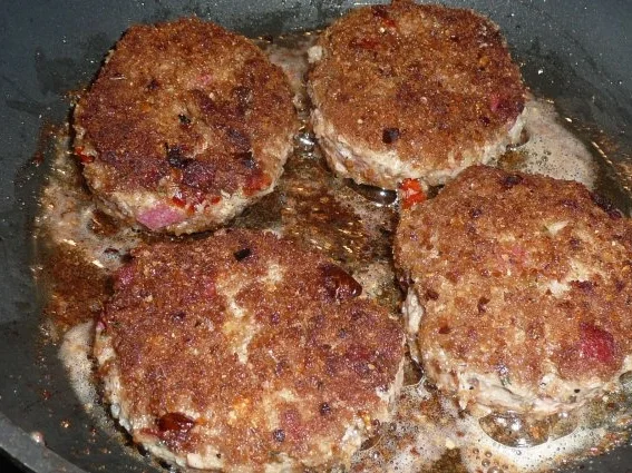 Hackfleisch: Frikadellen mit Salami und getrockneten Tomaten - Rezept