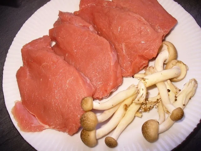 Kalbsmedaillons, Shimeji-Pilze und Mandelbällchen - Rezept - Bild Nr. 3