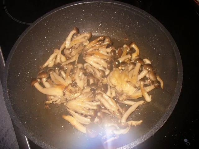 Kalbsmedaillons, Shimeji-Pilze und Mandelbällchen - Rezept - Bild Nr. 9