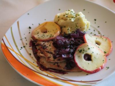 Rezept: Minutensteaks mit Rotwein-Zwiebeln und Meerrettich-Kartoffelpüree Minutensteaks mit Rotwein-Zwiebeln und Meerrettich-Kartoffelpüree - Rezept