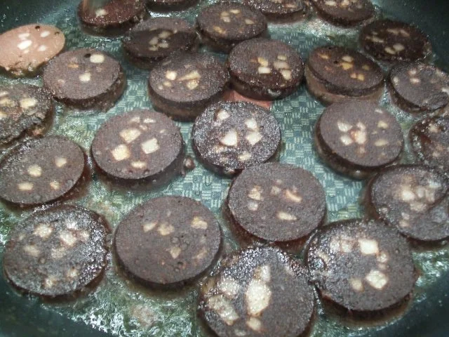 Bohnen "untereinander"/ gebratene Flönz/ Karamell-Äpfelchen /crunchy Zwiebeln - Rezept - Bild Nr. 4