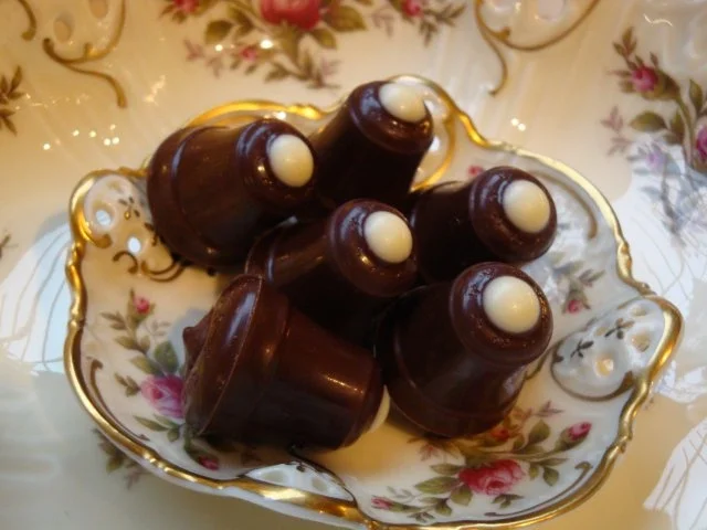 Rezept: Pralinen, Weihnachtliche Glöckchen oder jede andere Form mit Grand Marnier + Williamsgeist Pralinen, Weihnachtliche Glöckchen oder jede andere Form mit Grand Marnier + Williamsgeist - Rezept