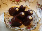 Pralinen, Weihnachtliche Glöckchen oder jede andere Form mit Grand Marnier + Williamsgeist - Rezept