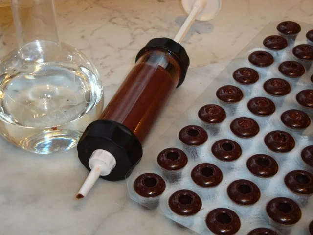 Rezept: Pralinen, Weihnachtliche Glöckchen oder jede andere Form mit Grand Marnier + Williamsgeist Bild Nr. 2 Pralinen, Weihnachtliche Glöckchen oder jede andere Form mit Grand Marnier + Williamsgeist - Rezept - Bild Nr. 2