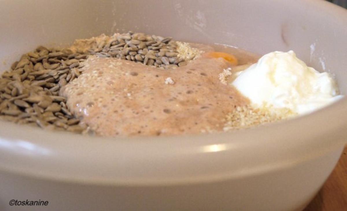 Joghurt-Vollkornbrot mit Sesam und Sonnenblumenkernen - Rezept - Bild Nr. 4
