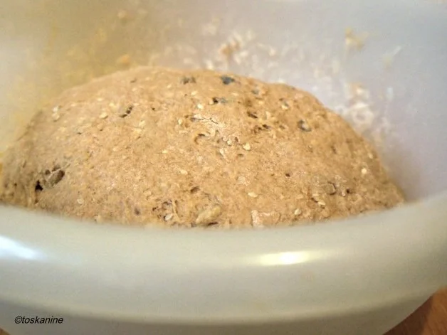 Joghurt-Vollkornbrot mit Sesam und Sonnenblumenkernen - Rezept - Bild Nr. 5