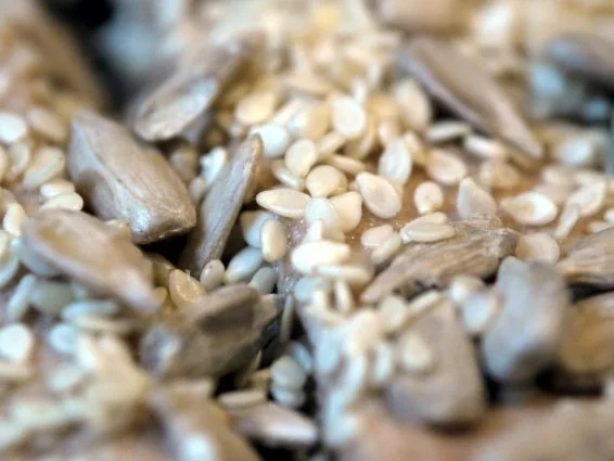 Joghurt-Vollkornbrot mit Sesam und Sonnenblumenkernen - Rezept - Bild Nr. 9