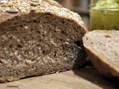 Rezept: Joghurt-Vollkornbrot mit Sesam und Sonnenblumenkernen Joghurt-Vollkornbrot mit Sesam und Sonnenblumenkernen - Rezept