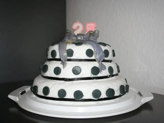 Rezept: 3 stöckige Schokoladen-Hochzeitstorte Bild Nr. 3 3 stöckige Schokoladen-Hochzeitstorte - Rezept - Bild Nr. 3