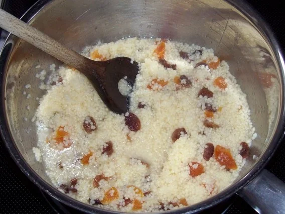 Beilagen: Couscousplätzchen mit Aprikosen und Sultaninen - Rezept - Bild Nr. 2