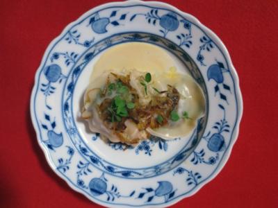 Rezept: Ravioli mit Boudin Noir auf Rahmsauerkraut, Echalotten und Majoran Ravioli mit Boudin Noir auf Rahmsauerkraut, Echalotten und Majoran - Rezept