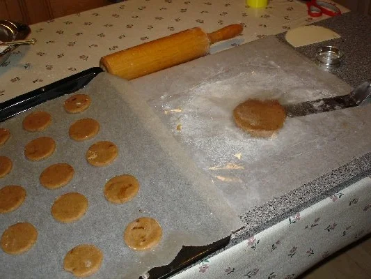 Rezept: Kaffeekekse gefüllt mit Marzipanbuttercreme Bild Nr. 3 Kaffeekekse gefüllt mit Marzipanbuttercreme - Rezept - Bild Nr. 3