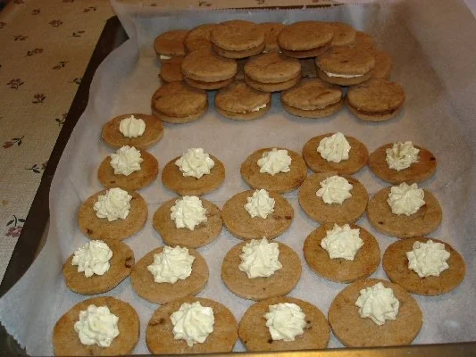 Rezept: Kaffeekekse gefüllt mit Marzipanbuttercreme Bild Nr. 6 Kaffeekekse gefüllt mit Marzipanbuttercreme - Rezept - Bild Nr. 6