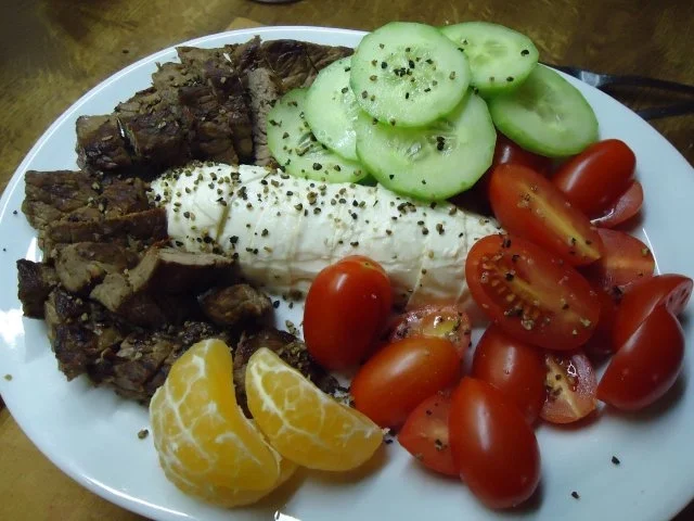 Leichter Salat aus Rinderfilet und Datteltomate an Mozzarella - Rezept