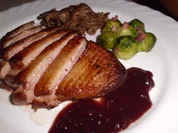 knusprige Entenbrust an Glühweinsoße mit Spekulatius Spätzle und Rosenkohl - Rezept