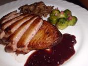 knusprige Entenbrust an Glühweinsoße mit Spekulatius Spätzle und Rosenkohl - Rezept
