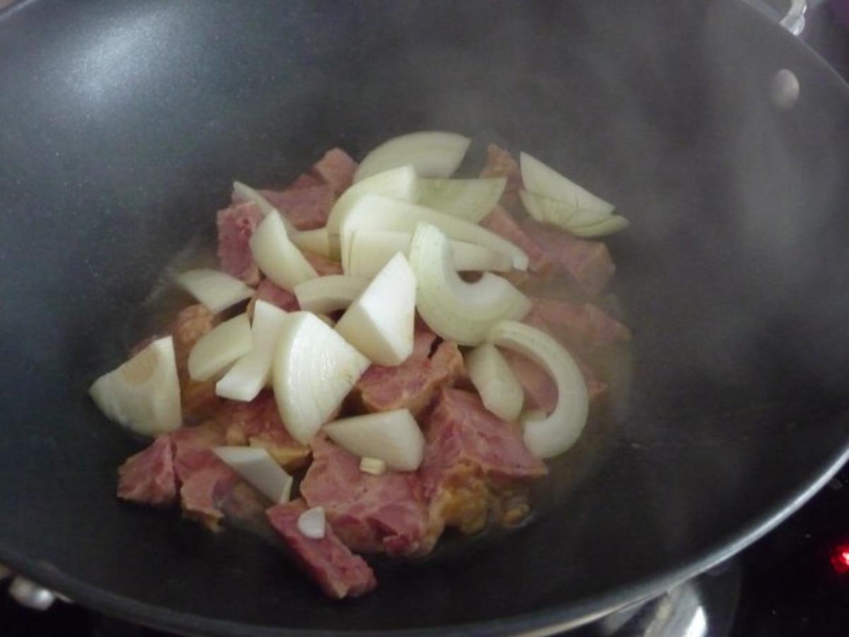 Unter 30 Minuten : Pfannenkohl mit Schweinefleisch aus dem Wok - Rezept - Bild Nr. 3