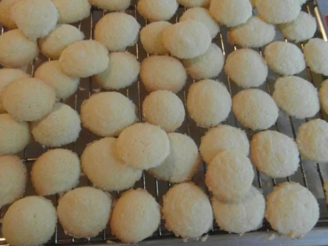 Rezept: Weihnachtsplätzchen : Schneeflöckchen zum Geniesen Bild Nr. 4 Weihnachtsplätzchen : Schneeflöckchen zum Geniesen - Rezept - Bild Nr. 4