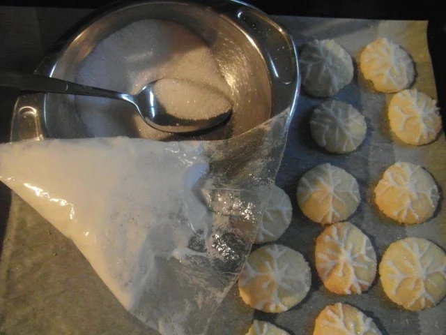 Rezept: Weihnachtsplätzchen : Schneeflöckchen zum Geniesen Bild Nr. 5 Weihnachtsplätzchen : Schneeflöckchen zum Geniesen - Rezept - Bild Nr. 5