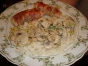 Hähnchenfilet im Speckmantel mit Champignon-Sahnesauce - Rezept
