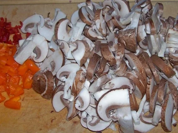 Würziger Kartoffel-Champignon-Auflauf mit Gorgonzola und Pesto-Guss - Rezept - Bild Nr. 4