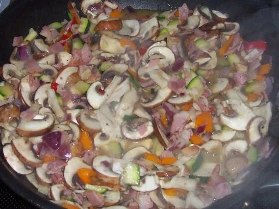 Würziger Kartoffel-Champignon-Auflauf mit Gorgonzola und Pesto-Guss - Rezept - Bild Nr. 5