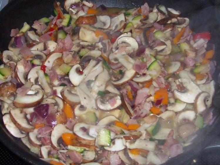 Würziger Kartoffel Champignon Auflauf mit Gorgonzola und Pesto Guss ... Würziger Kartoffel Champignon Auflauf mit Gorgonzola und Pesto Guss ...