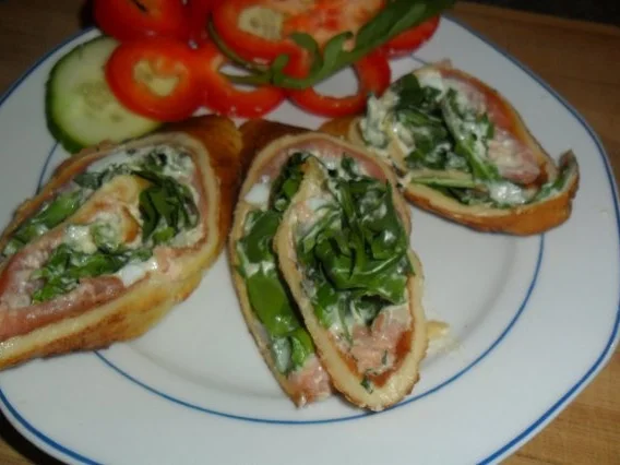 pfannenkuchenröllchen mit lachskäsecreme und rucola - Rezept