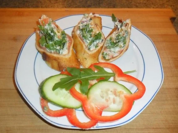 pfannenkuchenröllchen mit lachskäsecreme und rucola - Rezept - Bild Nr. 2