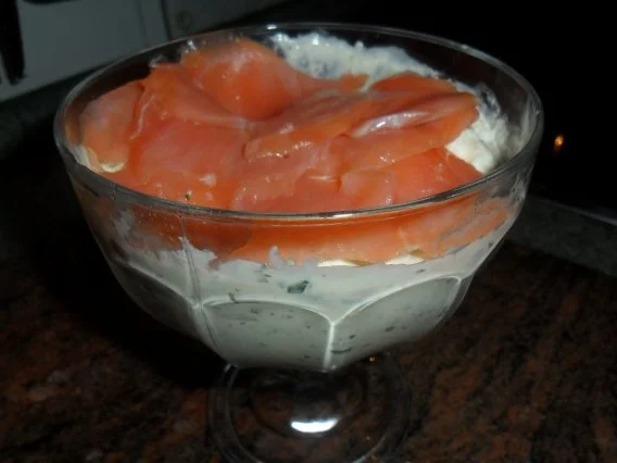 pfannenkuchenröllchen mit lachskäsecreme und rucola - Rezept - Bild Nr. 3