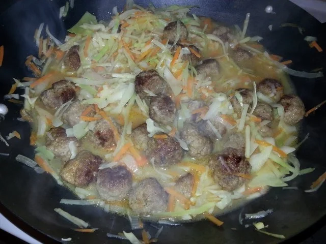 Weißkohleintopf mit Hackfleischbällchen - Rezept