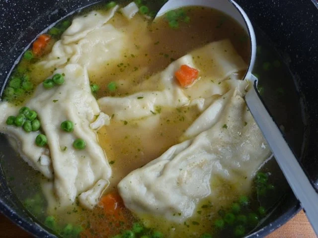 Suppen & Eintöpfe :  Selbstgemachte Maultaschen in Gemüsebrühe - Rezept - Bild Nr. 2