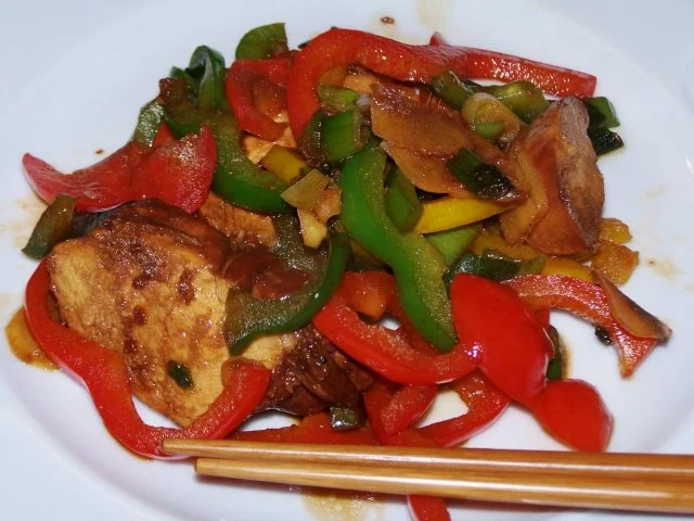 Hähnchenbrust mit Ingwer-Paprika-Gemüse - Rezept