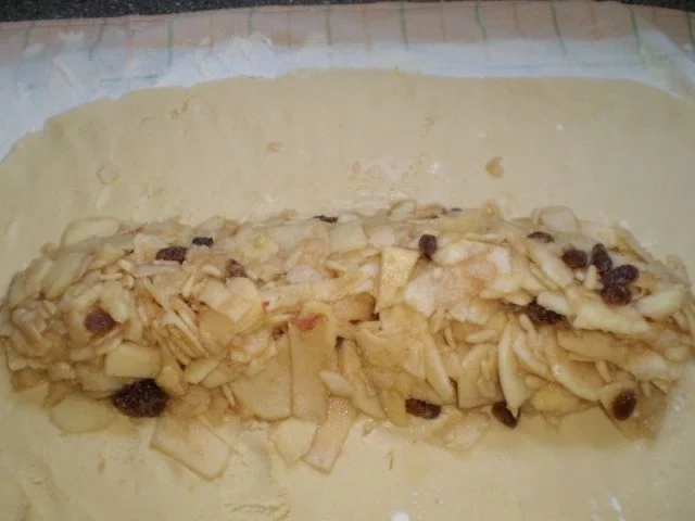 Rezept: Südtiroler Apfelstrudel Bild Nr. 6 Südtiroler Apfelstrudel - Rezept - Bild Nr. 6