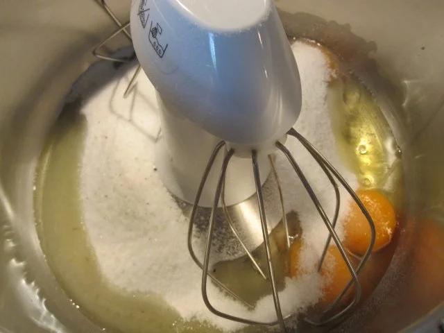 MARILLENKUCHEN (hatte noch tiefgefrorene Marillen, die mussten aus dem TK-Schrank) :)) - Rezept - Bild Nr. 2