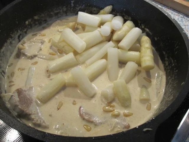 Rezept: Schweinefilet in Meerrettichsauce, weißem Spargel und Pinienkernen Bild Nr. 5 Schweinefilet in Meerrettichsauce, weißem Spargel und Pinienkernen - Rezept - Bild Nr. 5