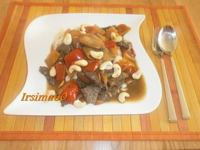 Rindfleisch mit Paprika, Zwiebeln und Cashewnüssen - Rezept