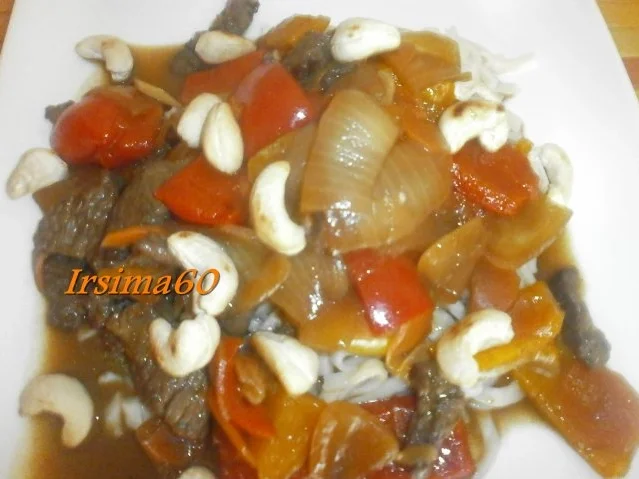 Rindfleisch mit Paprika, Zwiebeln und Cashewnüssen - Rezept - Bild Nr. 2