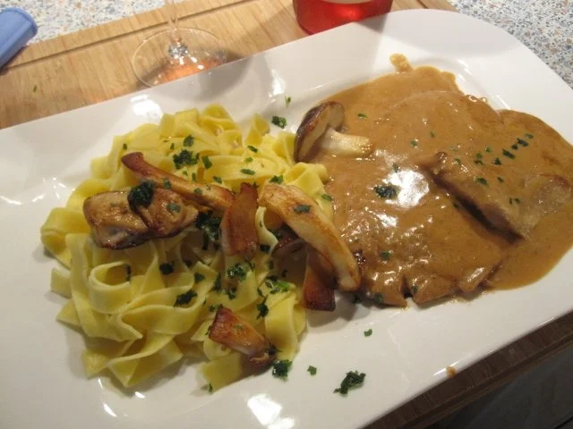 Rezept: UHUDLER (= südburgenländischer Rose-Wein mit "Beerennote")-SCHNITZERL mit frischen Pilzen UHUDLER (= südburgenländischer Rose-Wein mit "Beerennote")-SCHNITZERL mit frischen Pilzen - Rezept