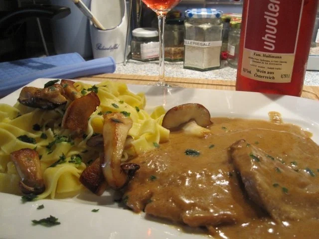 Rezept: UHUDLER (= südburgenländischer Rose-Wein mit "Beerennote")-SCHNITZERL mit frischen Pilzen Bild Nr. 2 UHUDLER (= südburgenländischer Rose-Wein mit "Beerennote")-SCHNITZERL mit frischen Pilzen - Rezept - Bild Nr. 2