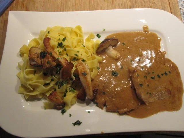 Rezept: UHUDLER (= südburgenländischer Rose-Wein mit "Beerennote")-SCHNITZERL mit frischen Pilzen Bild Nr. 3 UHUDLER (= südburgenländischer Rose-Wein mit "Beerennote")-SCHNITZERL mit frischen Pilzen - Rezept - Bild Nr. 3