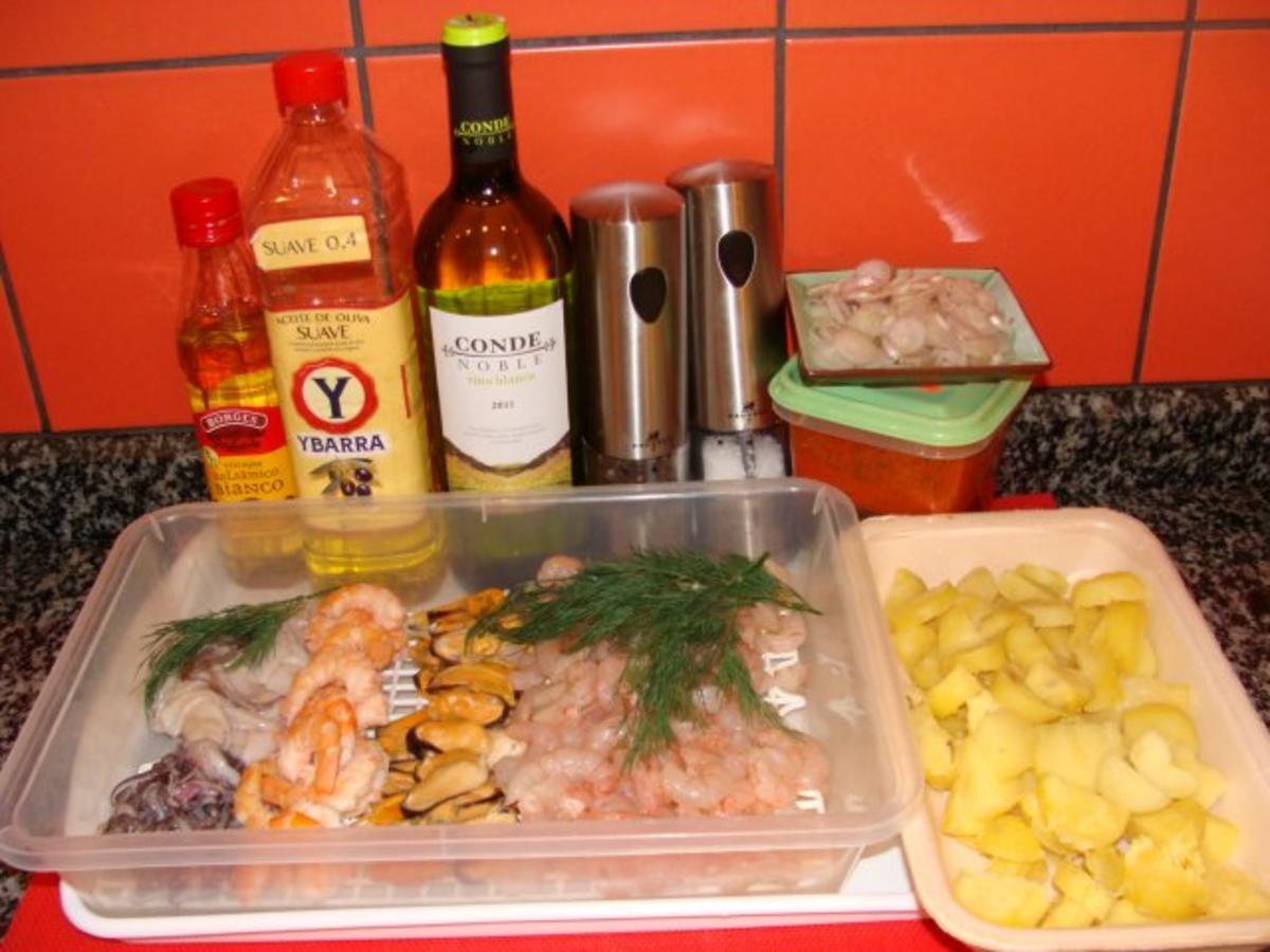 Salat :  Lauwarmer Bratkartoffelsalat mit Meeresfrüchten und Garnelenmarinade - Rezept - Bild Nr. 2