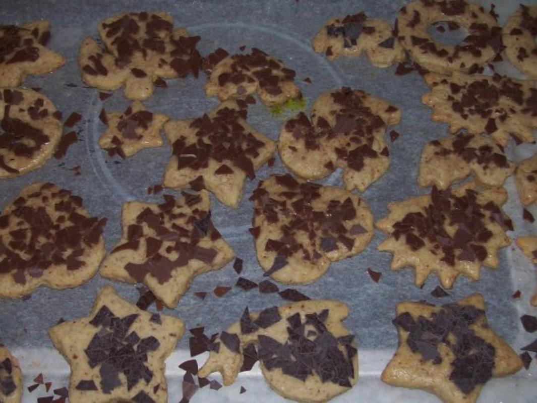 Bunte Haselnuss-Gewürz-Plätzchen - Rezept - kochbar.de