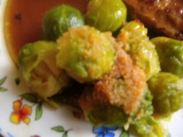 knusprige fleischige Rippchen  mit Rosenkohl in Semmelbrösel - Rezept - Bild Nr. 3